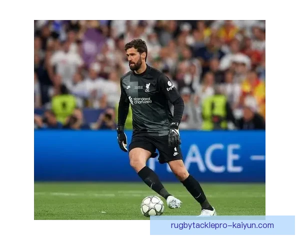 阿利松惊艳单掌扑救保持顶级门将风采，表现亮眼